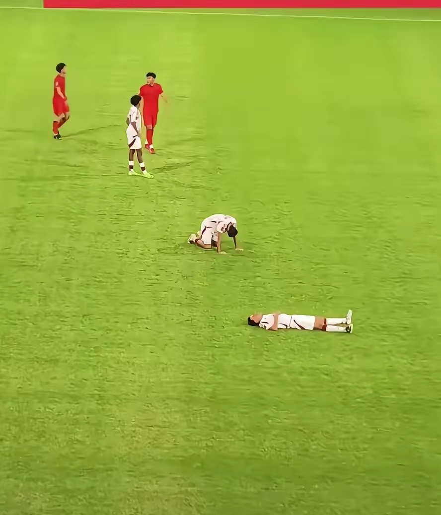 青海队遭遇尴尬惨败,球员们沮丧不已 青海队遭遇尴尬惨败,球员们沮丧不已