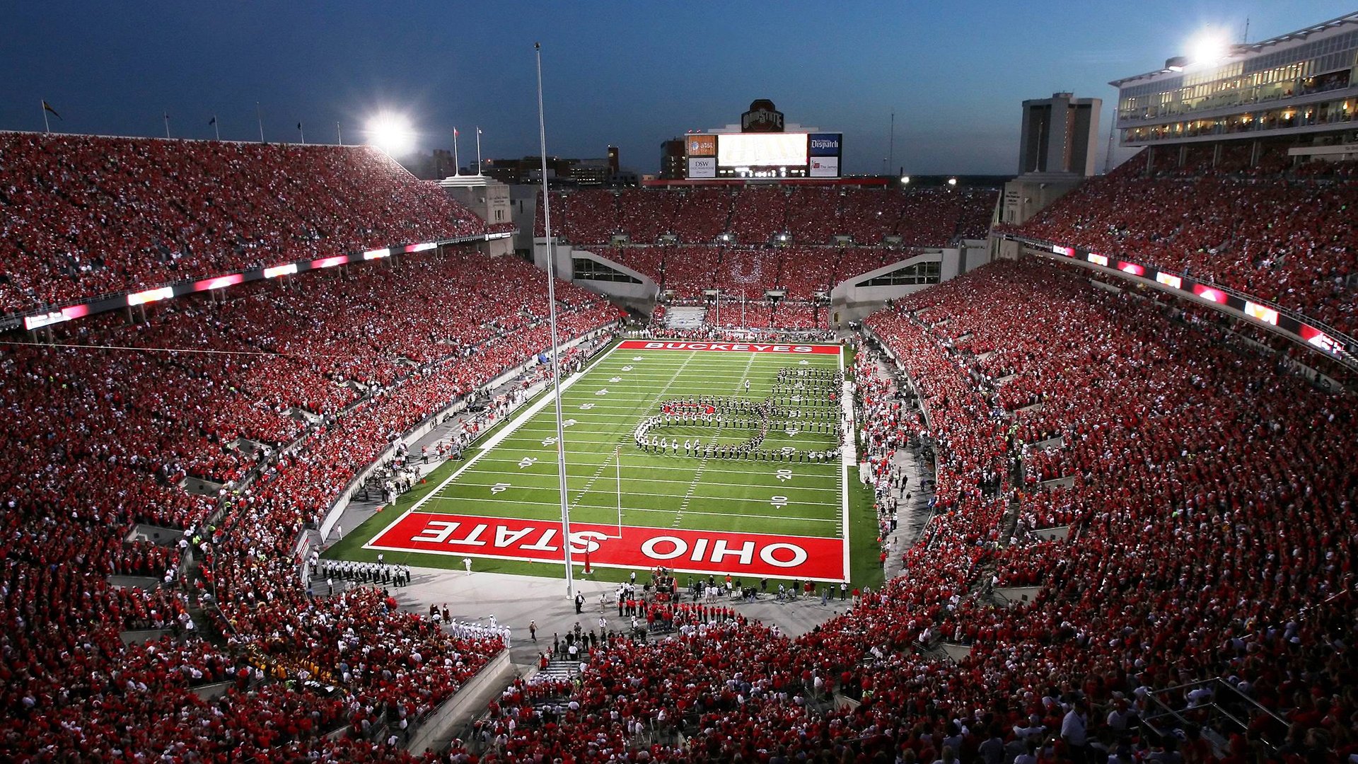 赛道与城市的交响，哈利伯顿在F1街道赛之夜的终极接管