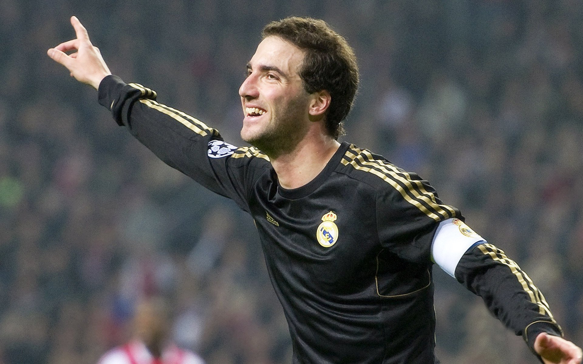 赛道与球场的双重奏，F1街道赛焦点战与广东队的加时奇迹